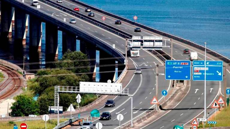 la más cara. Imagen de archivo del puente de la autopista AP-9 sobre la ría de Ferrol. Foto: Kiko Delgado / Efe.