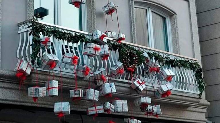 Un balcón de Lalín con decoración navideña