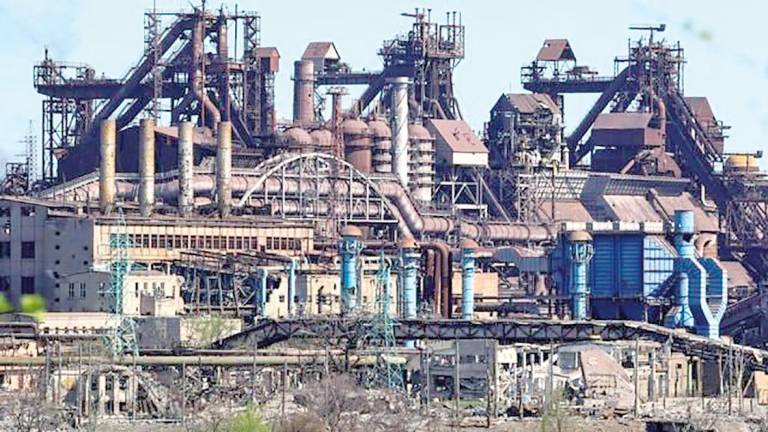 situación actual. La planta de Azovstal trata de resistir entre hierros bombardeados y cenizas. Foto: E.P. 