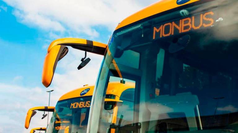 Imagen de archivo de dos autobuses de la compañía Monbus. Foto: Gallego