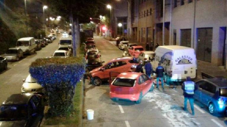 Vehículos implicados en el accidente en cadena en la calle Alfredo Brañas. Foto: El Progreso.