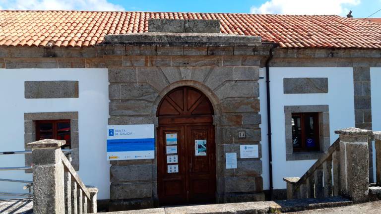 A oficina de turismo de Corcubión, de momento, mantense pechada. Foto: Sempre Corcubión