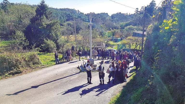 CELEBRACIÓN. Vecinos de San Isidro de Posmarcos en la celebración de la recolocación del crucero de Abuín. Foto: C. P.
