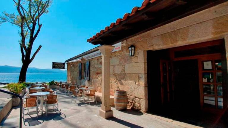 Terraza del restaurante O Caldeirón, en Louro. Foto: ECG