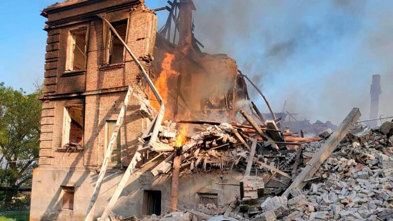 Escombros de la escuela de Bilohorivka, en Lugansk, bombardeada por Rusia. Foto: State Emergency Services / Reuters 