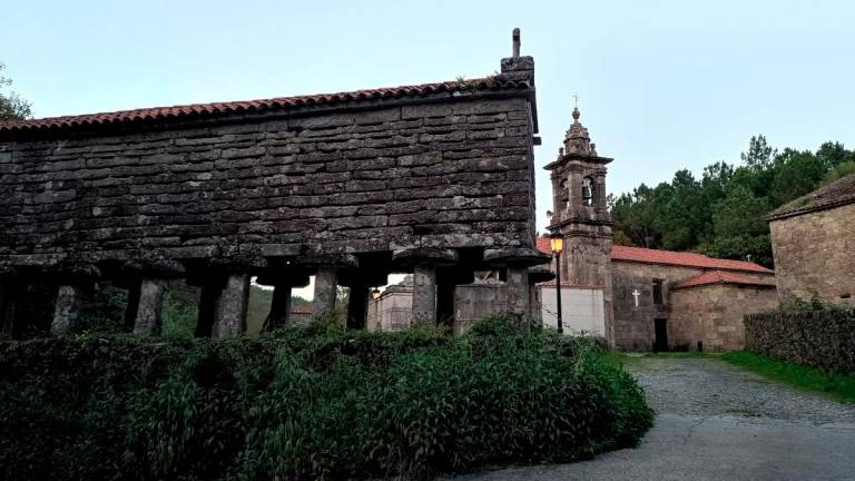 Iglesia y hórreo en Toba, Cee, monumentos ligados a la Vía Céltica que se pueden visitar. Foto: Costavales