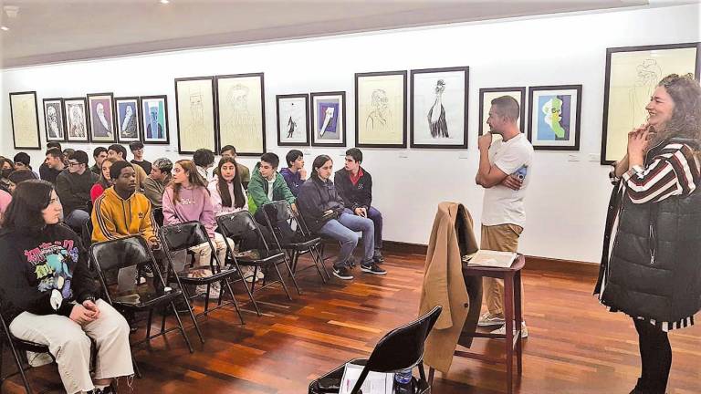 TÉCNICAS TEATRAIS. Ramiro Neira tamén lle ensinou ós alumnos do instituto da Pobra técnicas teatrais. Foto: C. P.