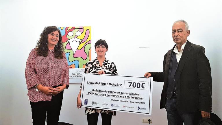 CONCURSO. Patricia Lojo, esquerda, e Xaquín del Valle-Inclán entregáronlle a Sara Martínez Narváez o premio do concurso de carteis das xornadas. Foto: C.P.