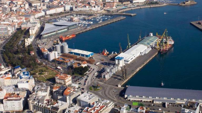 Detenidos un vecino de A Coruña y otro de Mugardos como presuntos autores de robo de combustible en el puerto de A Coruña