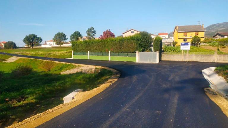 La nueva carretera, que une Trasdoanes y Laranga, este miércoles recién asfaltada. Foto: C.