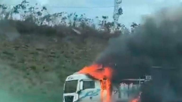 Camión ardiendo en la AP-9, en Abegondo. Foto: Galicia Por Diante, Radio Galega