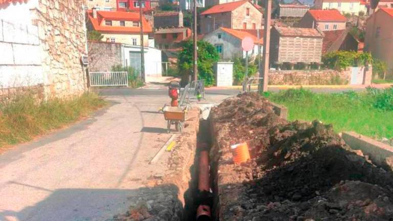 Obras de la red de saneamiento en la parroquia de Caamaño, en Porto do Son. Foto: ECG