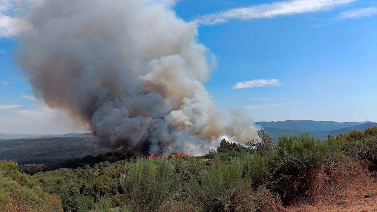 Imagen del incendio de Fumaces, en el concello ourensano de Riós, que permanece estabilizado. Foto: Incendios de Galicia.