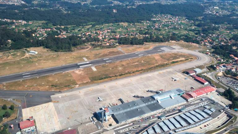 acelerón de los arreglos. Imagen de archivo de una vista aérea del aeropuerto de Vigo, Peinador. Foto: Gallego
