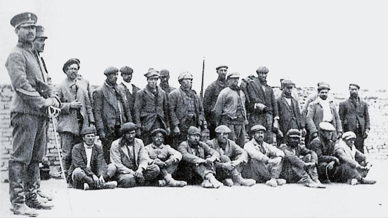 Después de una huelga de trabajadores, tuvo lugar la llamada ‘Patagonia Rebelde’, donde fueron fusilados cientos de obreros en Santa Cruz.