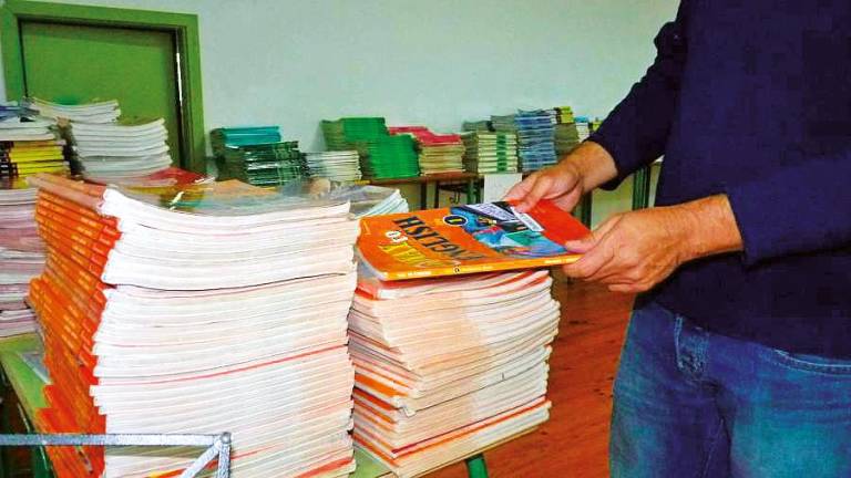 Imagen de archivo de libros de texto apilados para ser repartidos en el IES Magariños de Negreira. Foto: Gallego 
