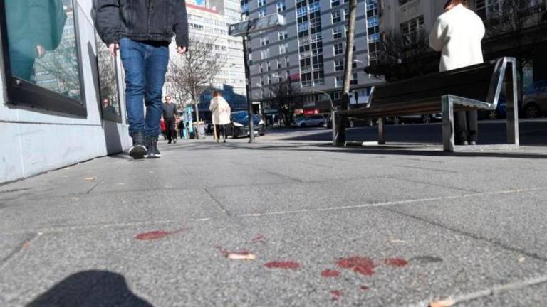 Restos de sangre del herido en la acera en la zona Juan Flórez próxima a la plaza de Pontevedra. FOTO: C. PARDELLAS