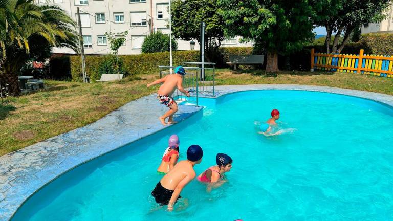 Rapaces do Campamento Tecnolóxico xalleiro dándose un baño na piscina municipal. Foto: CSC
