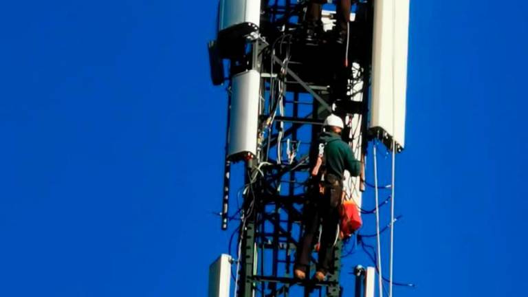 Un operario trabajando en una torre de telecomunicaciones. Foto: S. R.
