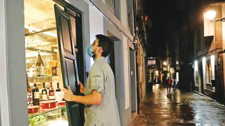 un vendedor gallego cierra la puerta hasta el día siguiente... ¿O no? Foto: Europa Press