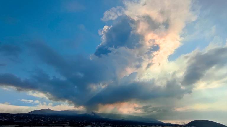 Columna de cenizas del volcán elevándose a grandes altitudes. Foto: Aemet/E.P.