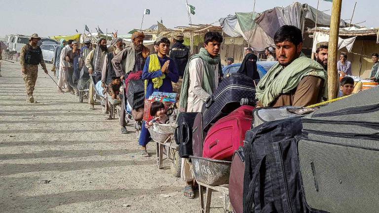 Ciudadanos afganos intentan abandonar el país en la frontera con Pakistán. Foto: RTVE