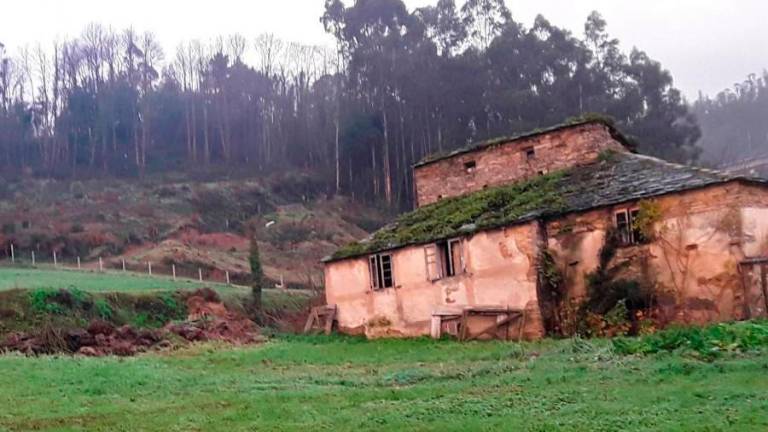 Casa abandonada en el concello lucense de Lourenzá, un icono de la Galicia despoblada