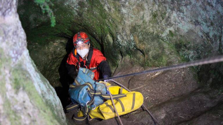 Unha das voluntarias no interior das covas. Foto: C. Boqueixón