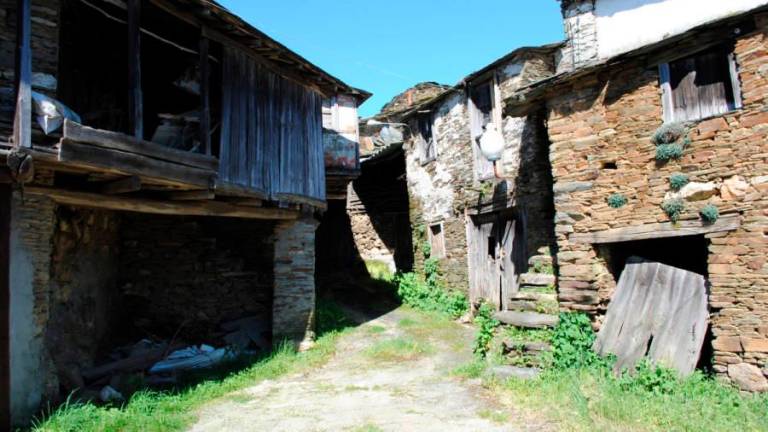Casas deterioradas en una aldea abandonada en la provincia de Ourense. Foto: ECG