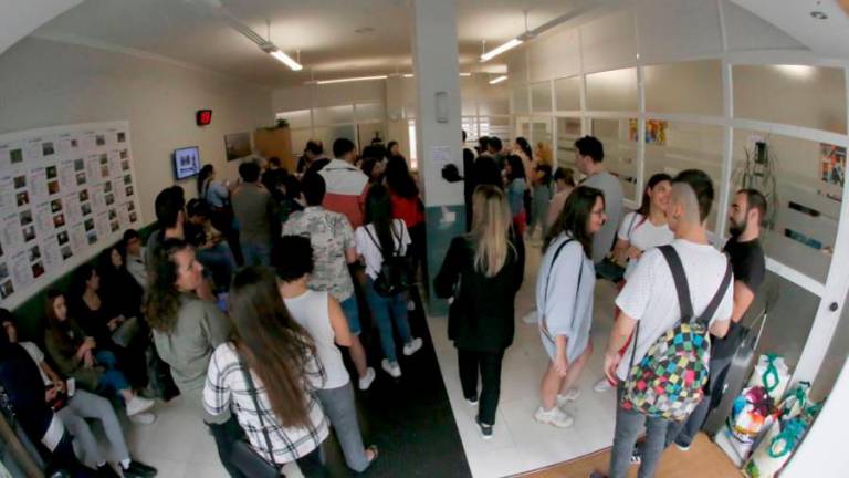 Estudiantes en el interior de una inmobiliaria de la capital gallega, en 2019. Foto: F.Blanco.