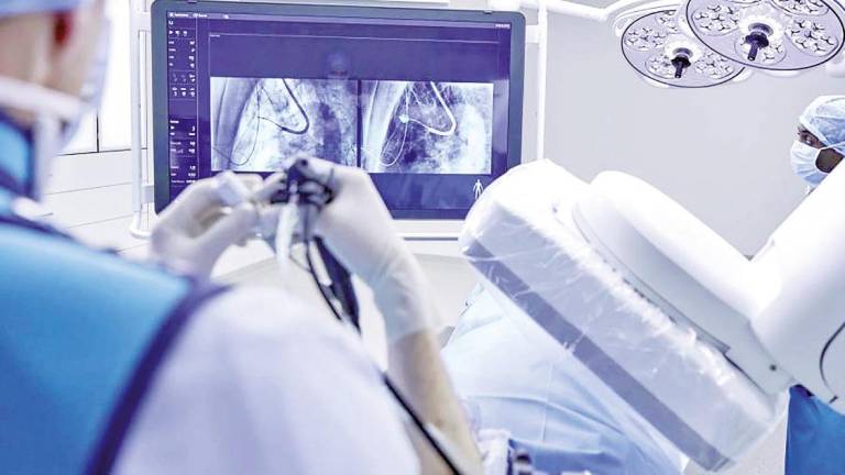 Apoyo e investigación. Un sanitario examina los pulmones de un paciente, en una imagen de archivo. Foto: Gallego