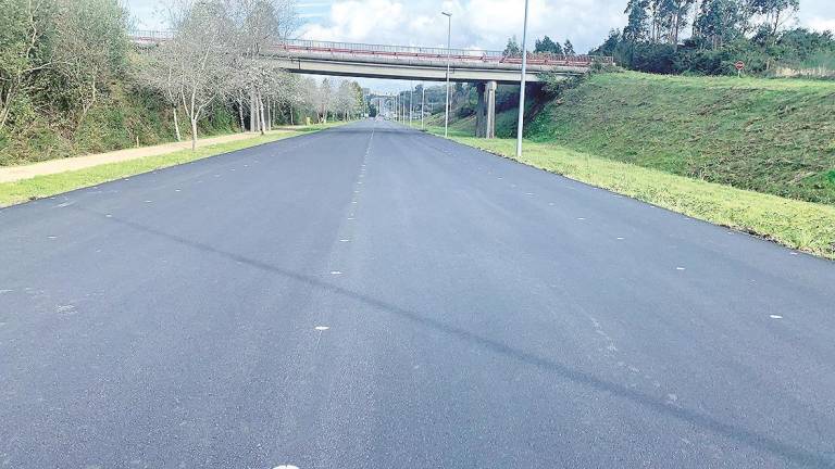 El vial ya cuenta con una nueva capa de asfalto a la espera del pintado definitivo