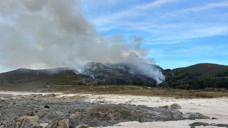 Incendio nos montes de Lariño, en Carnota, orixinado por un coche que ardeu na estrada. Foto: Concello de Carnota