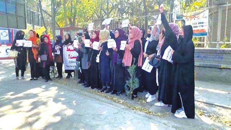Protestas contra la expulsioìn de las mujeres de la Universidad.