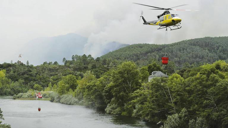 Un helicóptero forestal trabaja en las tareas de extinción de incendios de un fuego en el municipio de Ribas de Sil, en septiembre de 2021. Foto: Rosa Veiga / E.press