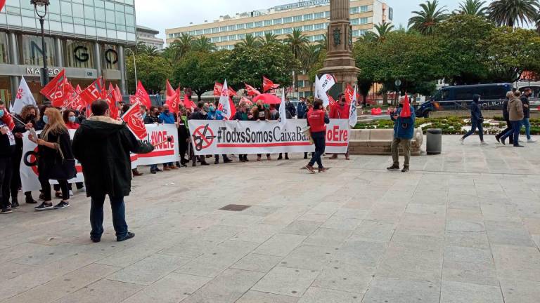 Protesta de trabajadores de Caixabank contra el ERE en A Coruña. Foto. E. Press