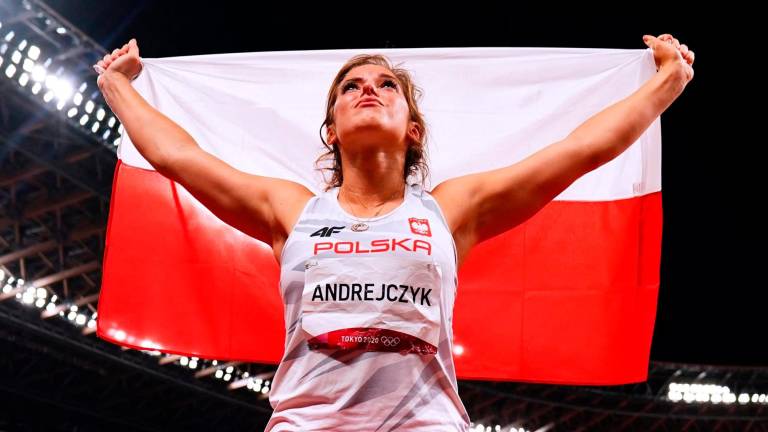 SOLIDARIA La atleta polaca Maria Andrejczyk celebra su éxito en los Juegos. Foto: S. E.