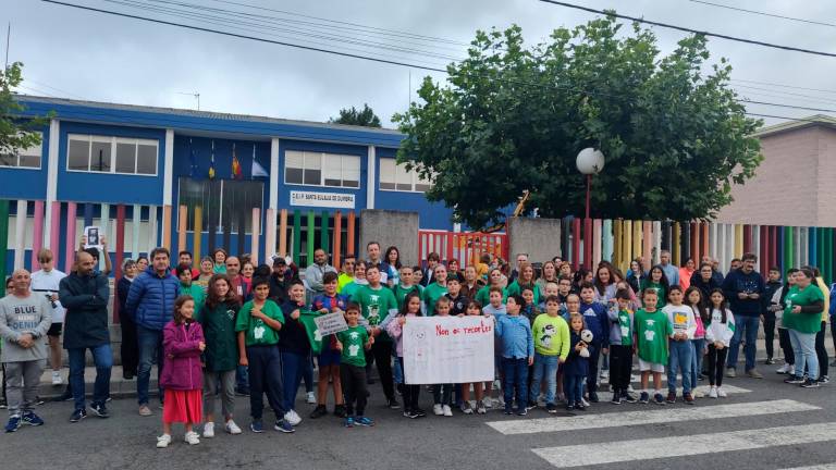 Pais, nais e alumnos do CEIP Santa Eulalia de Dumbría concentráronse diante do centro para protestar. Foto: Concello de Dumbría