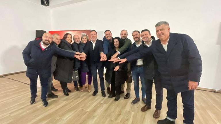 Valentín González con alcaldesas, alcaldes e outros representantes do PSOE, en Muxía. Foto: PSdeG-PSOE
