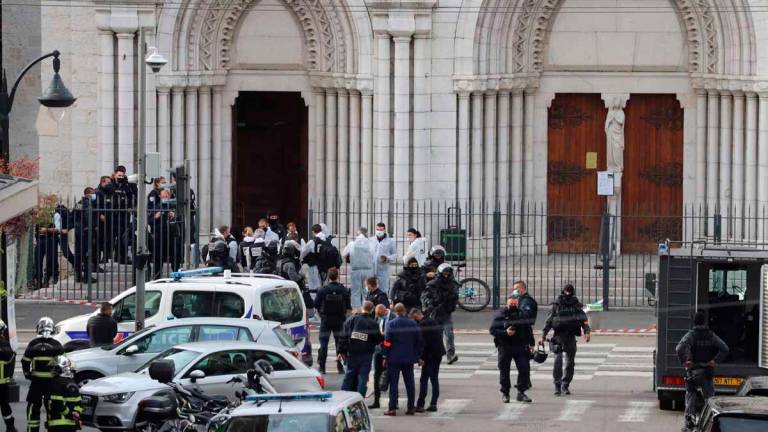 Tres fallecidos. Fachada de la basílica de Notre Dame de Niza tras el asalto del terrorista tunecino. Foto: Valery Hache/Efe