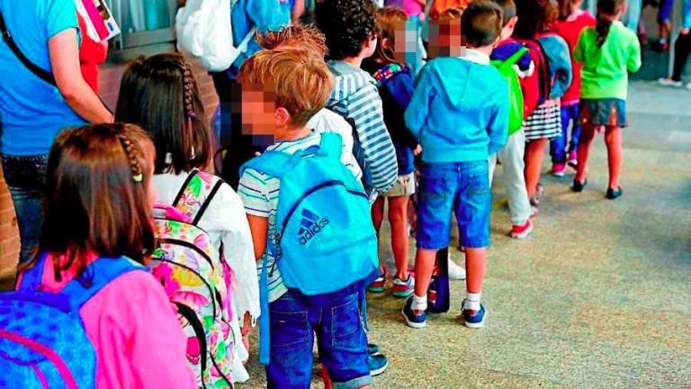Grupo de niños y niñas en una escuela gallega