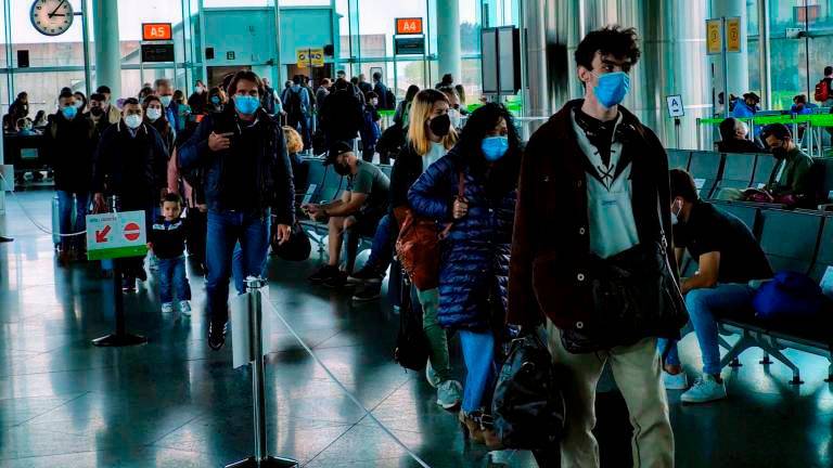 Viajeros apunto de embarcar en el aeropuerto de Santiago. Foto: Fernando Blanco