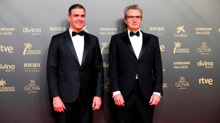 El presidente del Gobierno, Pedro Sánchez (i) y el presidente de la Academia de Cine, Mariano Barroso. EFE