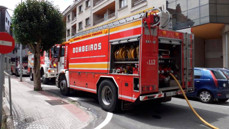 Camiones de los Bomberos de Boiro en el lugar del incendio. Foto: Bomberos de Boiro