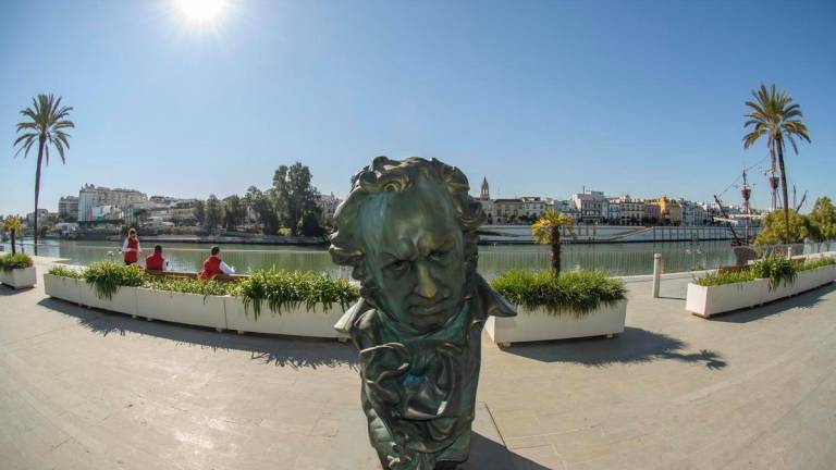 Los cabezones de los Goya ya decoran el entorno del río Guadalquivir. EFE