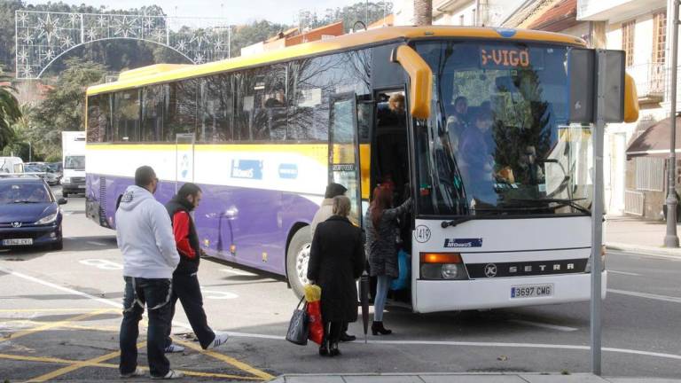 Pasajeros embarcando en un autocar de Monbus con destino Vigo. FOTO: SANTOS ALVAREZ