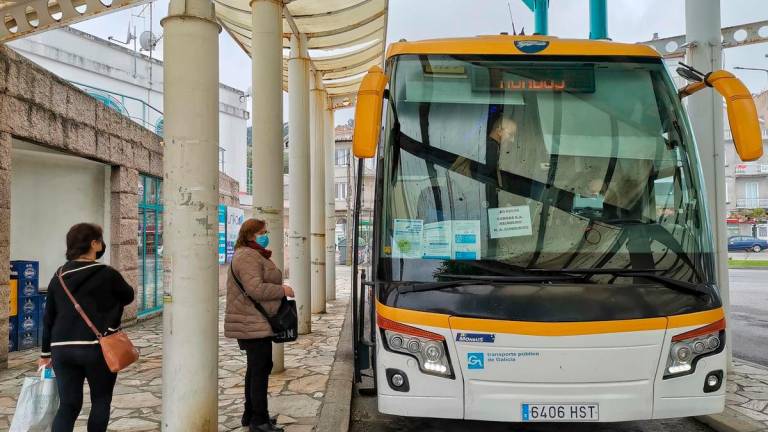 Usuarios toman el autobús en la estación de Cangas. Foto: P.I.