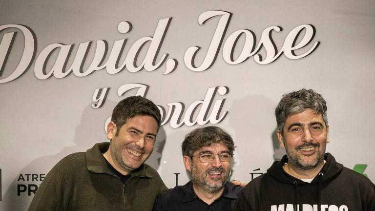 Los hermanos Muñoz, con Jordi Évole, en el preestreno del documental en Barcelona, el martes pasado. Foto: Joan Cortadellas