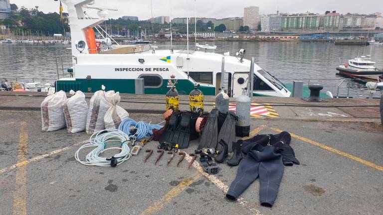 Sacos de percebes y equipos aprehendidos en el Puerto de Santa Mariña. Foto: Guardia Civil