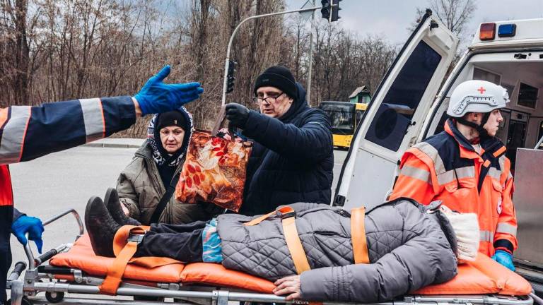 emergencia. Una anciana es trasladada en ambulancia (Irpin, Ucrania). Foto: Diego Herrera